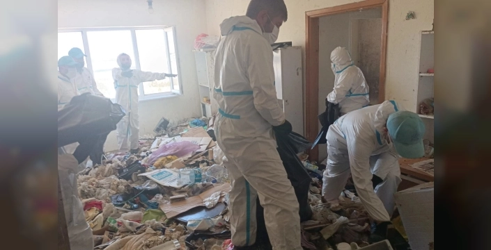 Bursa'da 'çöp ev'den inanılmaz manzara: 28 ton atık ortaya çıktı