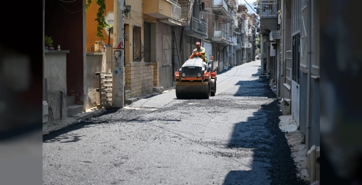 Çamdibi sokakları asfaltlanıyor, Bornova'da çalışmalar sürüyor