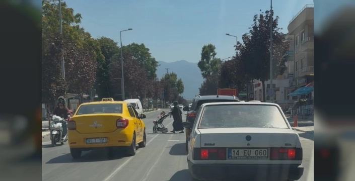 Düzce'de yaya geçidinde tehlikeli sollama anları kameraya yansıdı