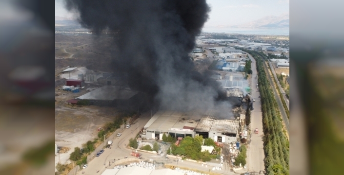 Elazığ'da fabrika yangını kontrol altına alındı
