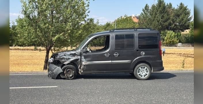 Elazığ'da minibüs ve hafif ticari araç çarpıştı, 7 yaralı