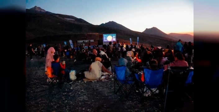 Erciyes'te binlerce kişi meteor yağmurunu izledi