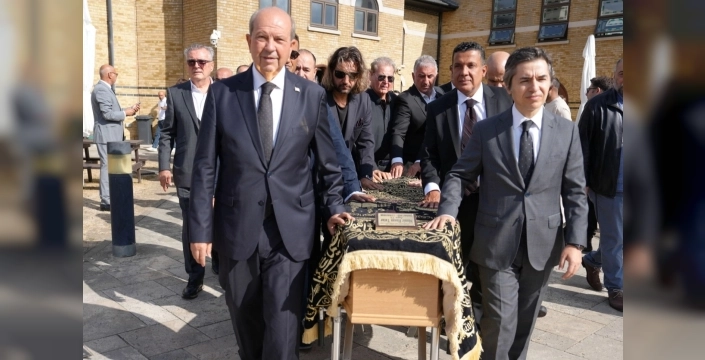 Ersin Tatar, yeğeni Münir Hasan Tatar'ı Londra'da uğurladı