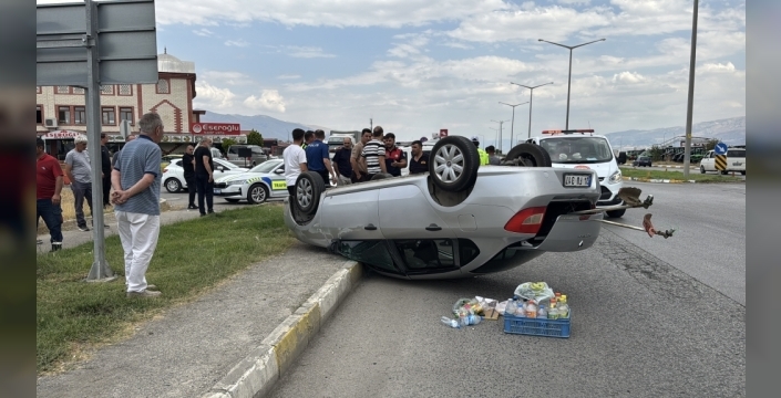 Erzincan'da takla atan otomobilde iki kişi yaralandı