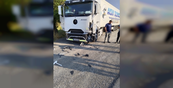 Erzurum'da tıra çarpan araçta 4 yaralı