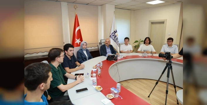 Gebze'nin gururu: YKS'de ilk 1000'e giren şampiyonlar Başkan Büyükgöz'ü ziyaret etti