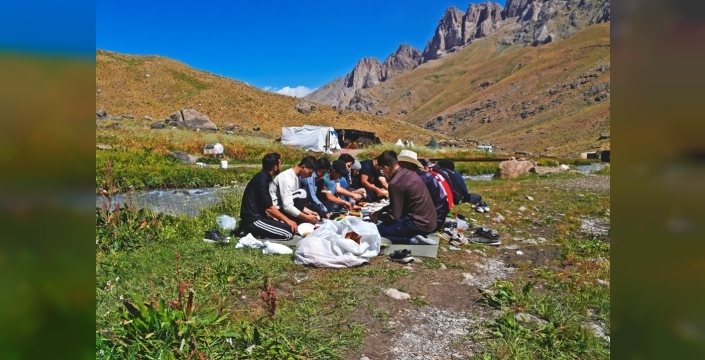 Genç İHH Hakkari'de çadır kampı düzenledi