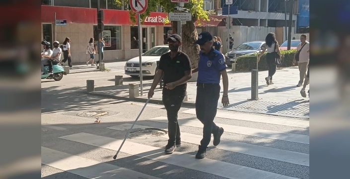 Görme engelli vatandaşa zabıta ekiplerinden yardım