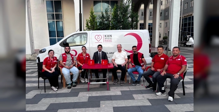 Hopa Kaymakamı Karakaya, kan bağışı aracını ziyaret etti