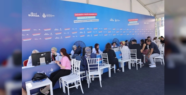 İBB tercih çadırlarına gençlerden büyük ilgi: Ücretsiz destek hizmeti sunuluyor