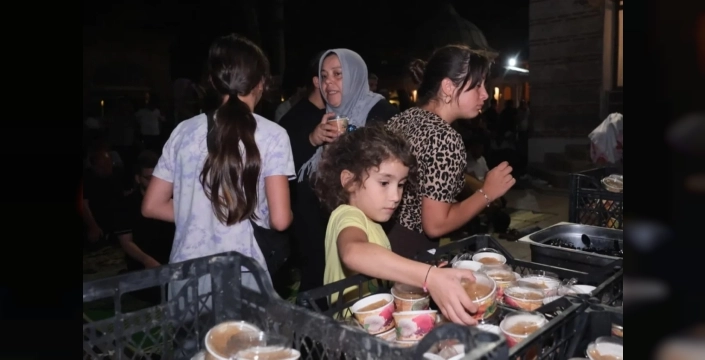 İnegöl Belediyesi, Mevlid Kandili'nde helva dağıttı