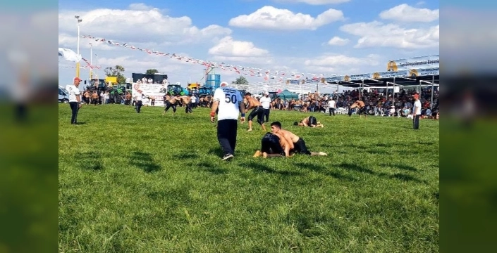 İpsala'da 360 pehlivan yağlı güreşlerde mücadele etti