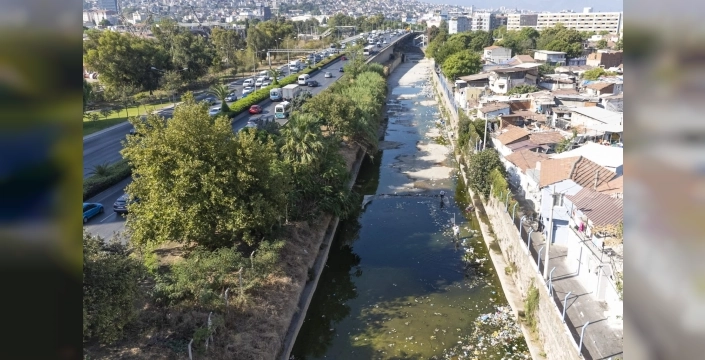 İzmir'de dere temizlik çalışmaları devam ediyor