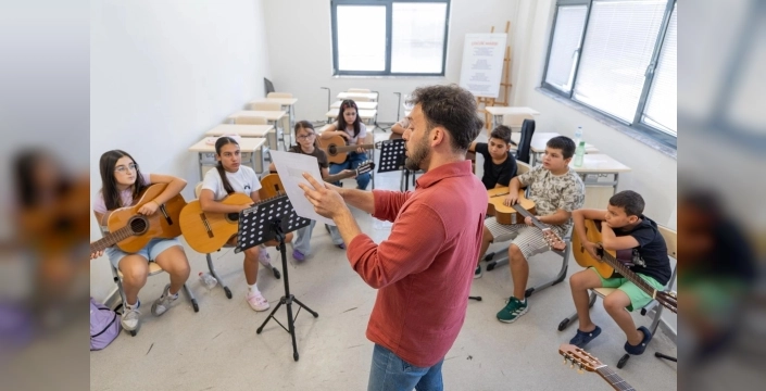 İzmir'in yaz okulu: Çocuklar hem öğreniyor hem coşuyor!