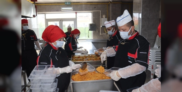 İzmit'te sıcak yemek desteği ile dayanışma büyüyor