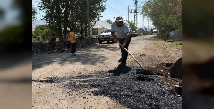 Karlıova'da köy yolları onarılıyor