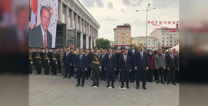 Kars'ta 30 Ağustos kutlamaları hava koşulları nedeniyle kapalı alana alındı