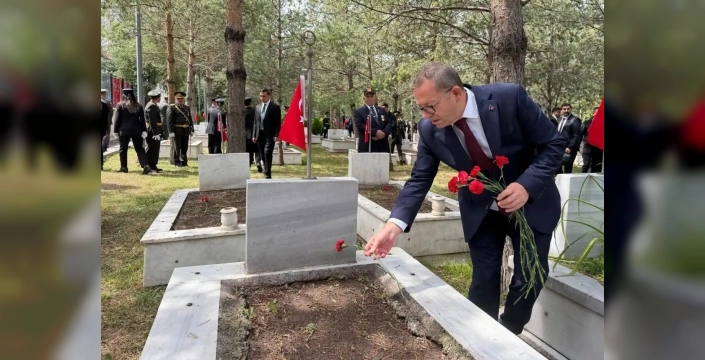 Kars'ta 30 Ağustos Zafer Bayramı şehitlikte anıldı