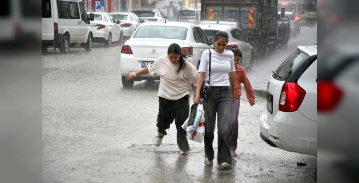 Kars'ta dolu ve sağanak sele yol açtı