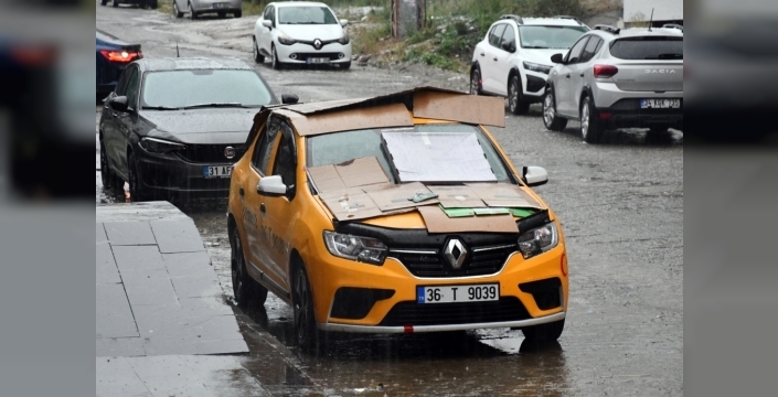 Kars'ta dolu ve sağanak yağış hayatı olumsuz etkiledi