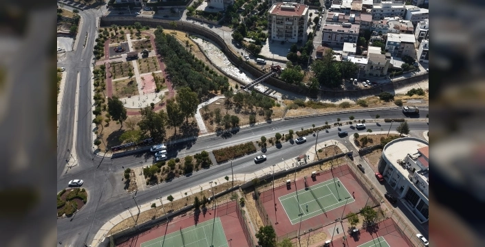Karşıyaka'da yaya köprüsü ile ulaşım süresi kısalıyor