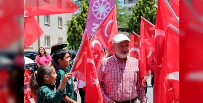 Kocasinan Belediyesi, okul bahçelerini temizleyerek yeni döneme hazırlanıyor