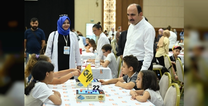 Konya'da minik dahiler sahnede: Başkan Altay akıl oyunları finalinde öğrencilerin coşkusuna ortak oldu