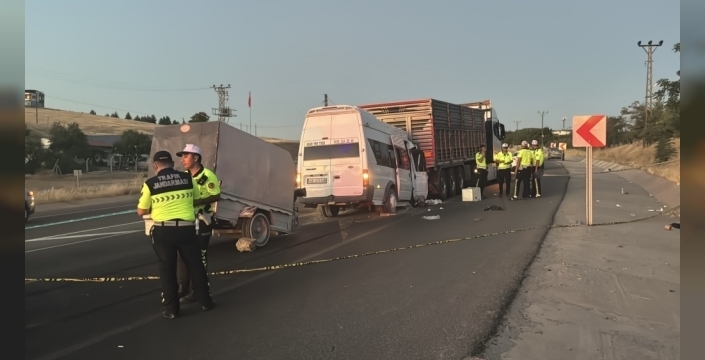 Malatya'da tarım işçilerini taşıyan minibüs tıra çarptı: 11 yaralı