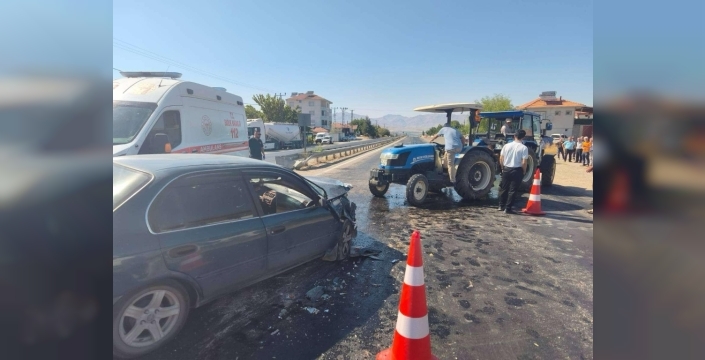 Malatya'da traktör ve otomobil çarpıştı: 3 yaralı