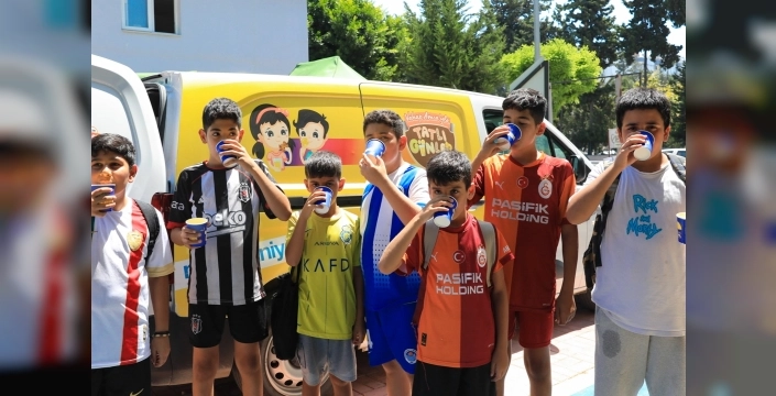 Mersin'de sıcaklar bastırdı: Büyükşehir'den limonlu serinlik molası