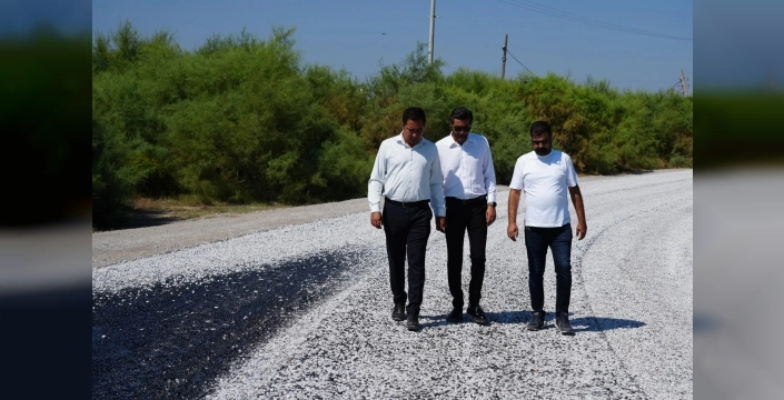 Milas'ta yol konforunu artıracak sathi kaplama çalışması başladı