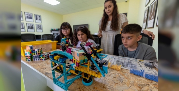 Minik dâhiler Rubik Küp çözen robot yaptı: Geleceğin mühendisleri sahnede!
