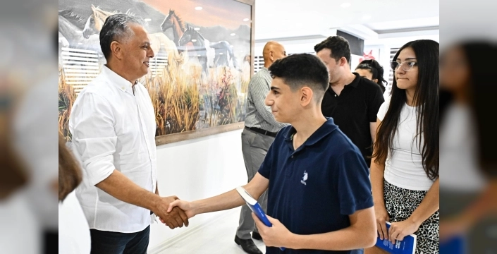 Muratpaşa'da başarılı öğrencilere ödül verildi