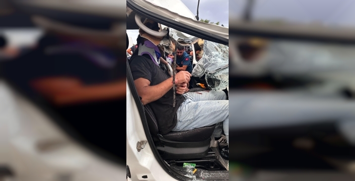 Muş'ta hafif ticari araç tıra çarptı, 3 kişi yaralandı