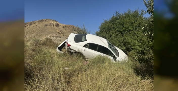 Oltu'da otomobilin şarampole devrilmesi sonucu 5 yaralı