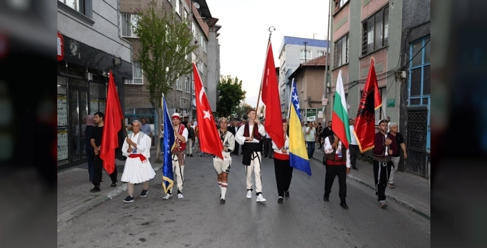 Osmangazi'de Balkan festivali kortejle başladı