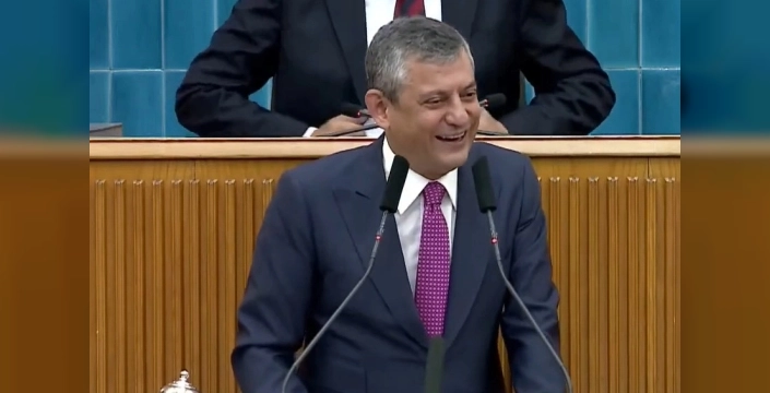 Özgür Özel'in dil sürçmesi, gülüşmelere neden oldu