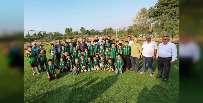 Sakarya'da çocuklara yeni spor sahaları ve forma dağıtıldı