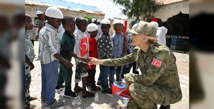 Somali'deki yetimler Türk askerinden gelen gıda ve giysi yardımıyla gülümsemeye başladı