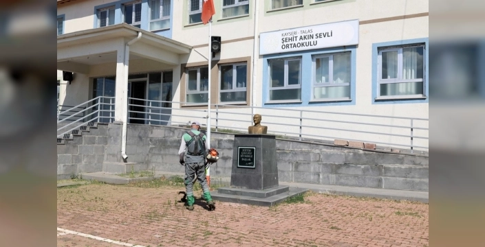 Talas'ta okulların bahçeleri yeni yıla hazırlanıyor