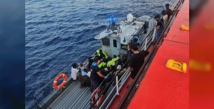 Türk gemisi denizde mahsur kalan 48 göçmeni kurtardı