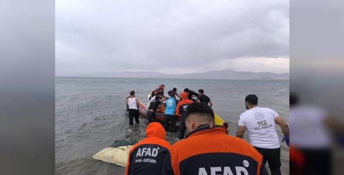 Van Gölü'nde 3 kişi kurtarıldı