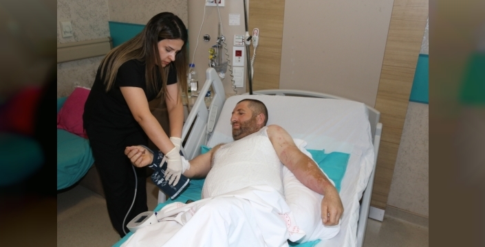 Yüksek gerilim hattına kapılan demir ustasının tedavisi devam ediyor
