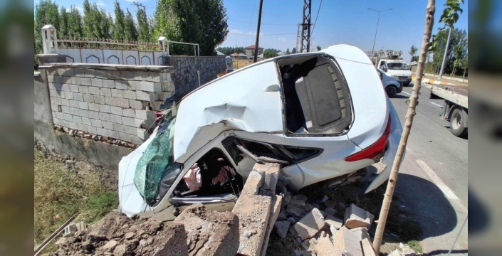 Ağrı'da trafik kazasında dört kişi yaralandı