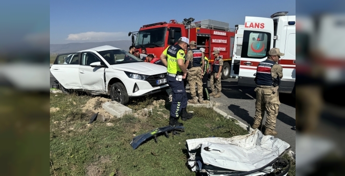 Ardahan'da pikap ve otomobil çarpıştı, 3 yaralı