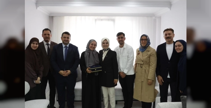 Bakan Göktaş, yeni evli çiftin evine konuk oldu
