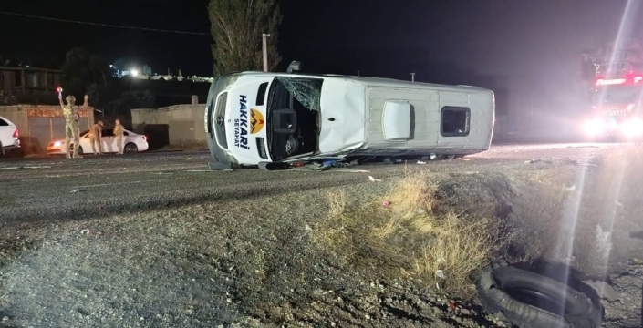 Başkale'de trafik kazası: 13 yaralı