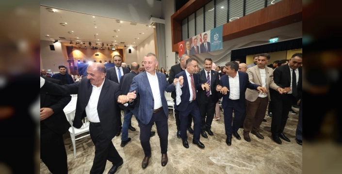Başkan Büyükakın halay çekerek birlik mesajı verdi