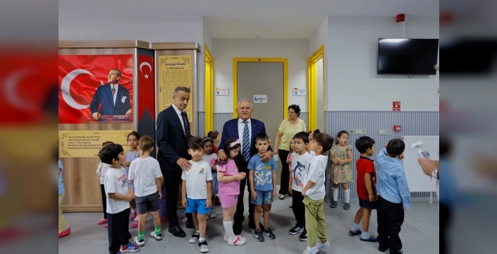 Başkan Büyükkılıç, öğrencilerin ilk ders heyecanına katıldı
