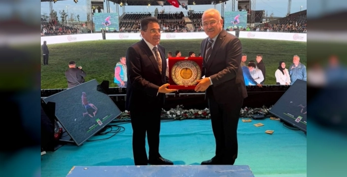 Başkan Güler'e yağlı güreş desteği nedeniyle ödül